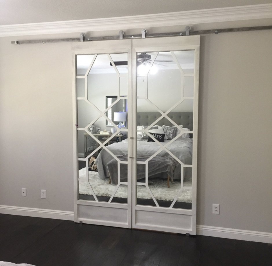 Гардеробная с зеркальными раздвижными дверями
