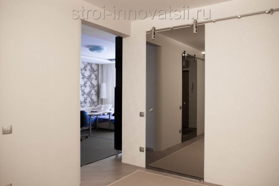 Зеркальная дверь купе в гардеробную