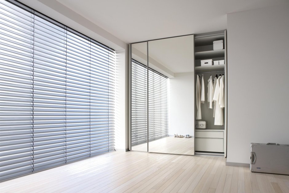 Зеркальная дверь в гардеробную