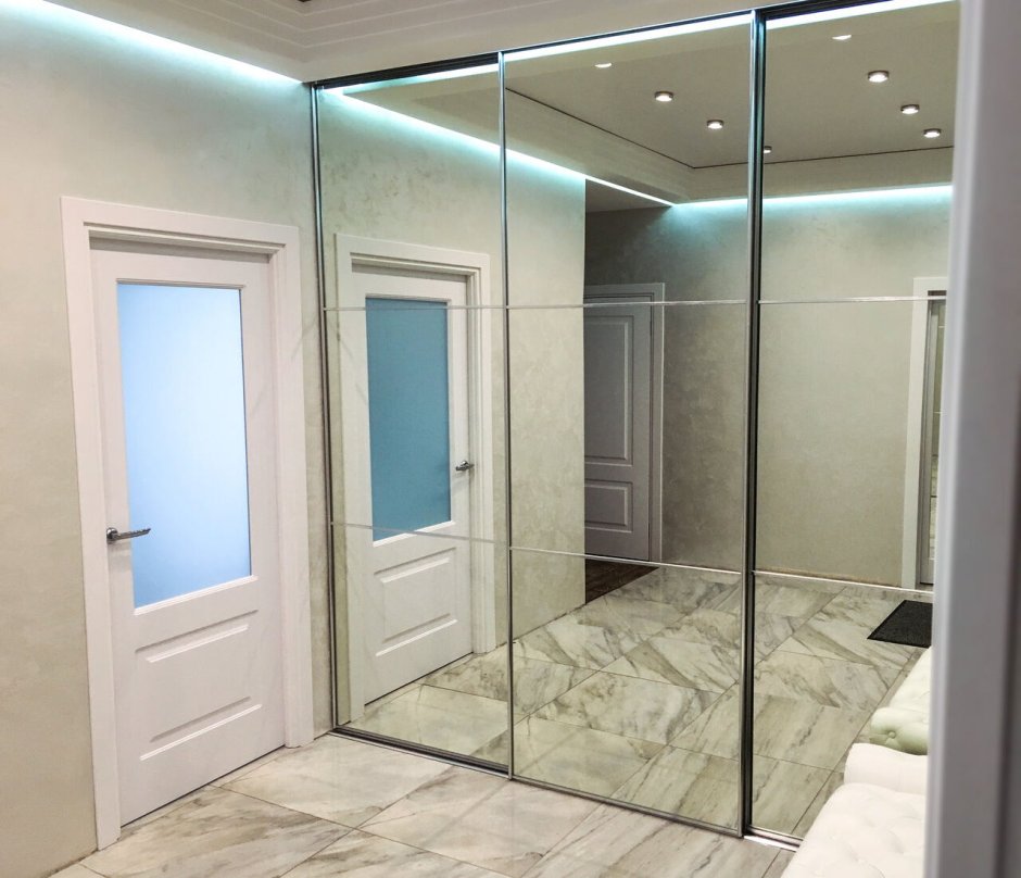 Гардеробная в спальне с раздвижными дверями