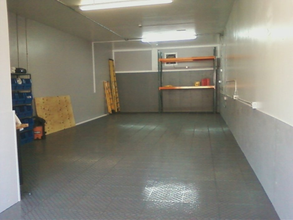 Белые стены в гараже