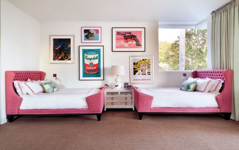 Комната для девочки подростка с большой кроватью