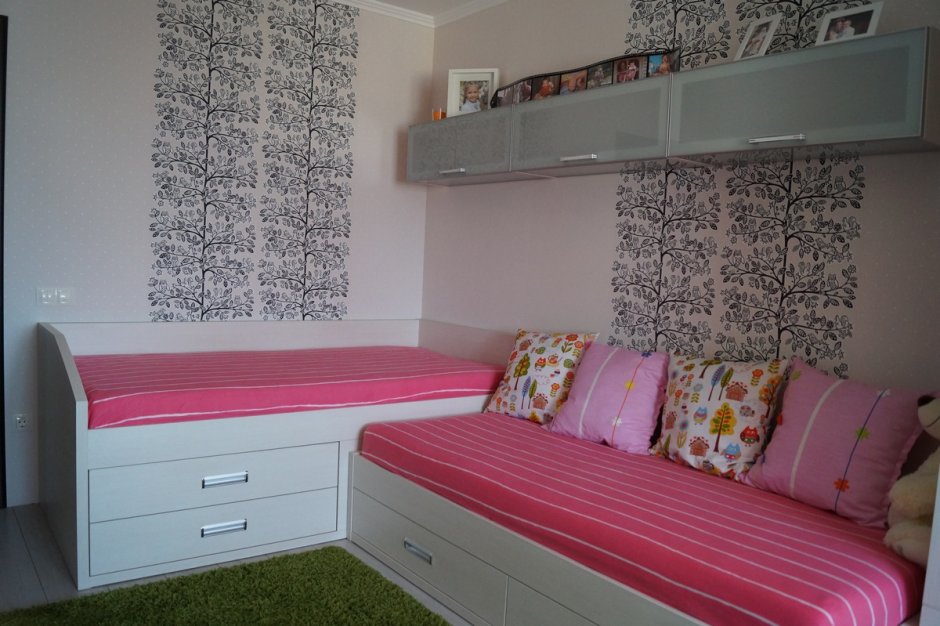 Кровати для двух девочек разного возраста