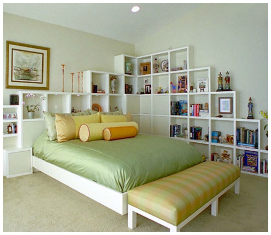 Стеллаж рядом с кроватью