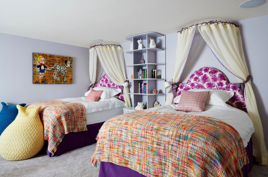 Стильная детская комната с двумя кроватями