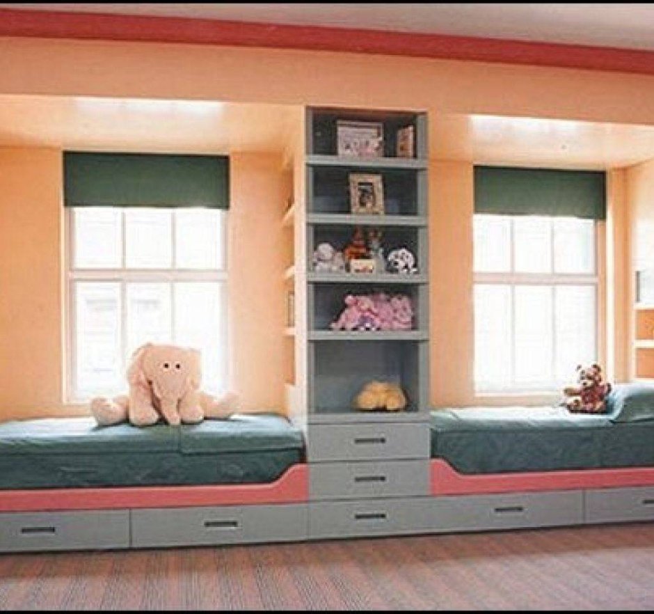 Стеллаж в детскую комнату между кроватями