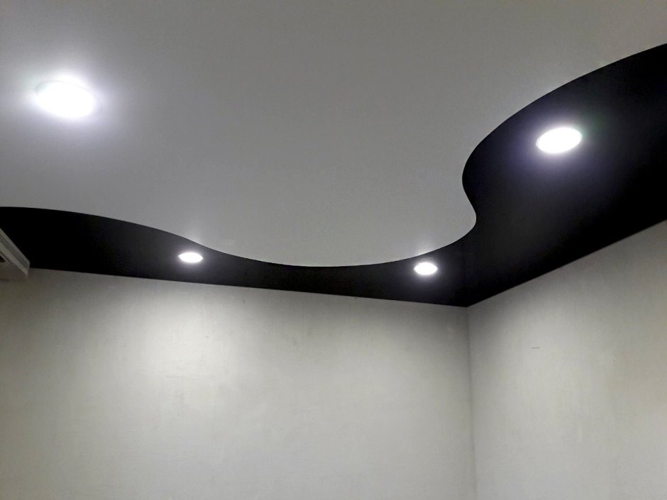 Черный глянцевый потолок