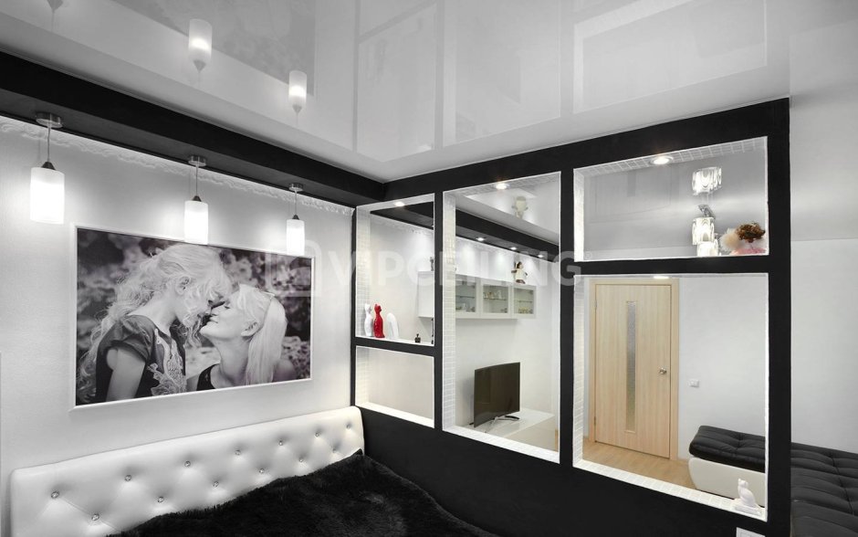 Белый потолок с черной вставкой