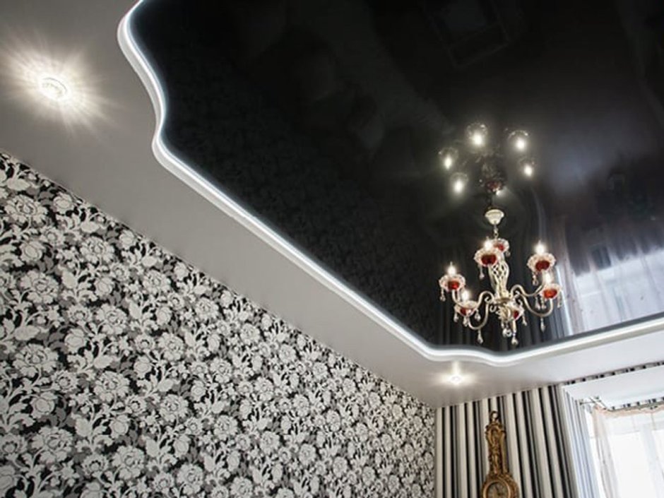 Спальня счеоным потолком