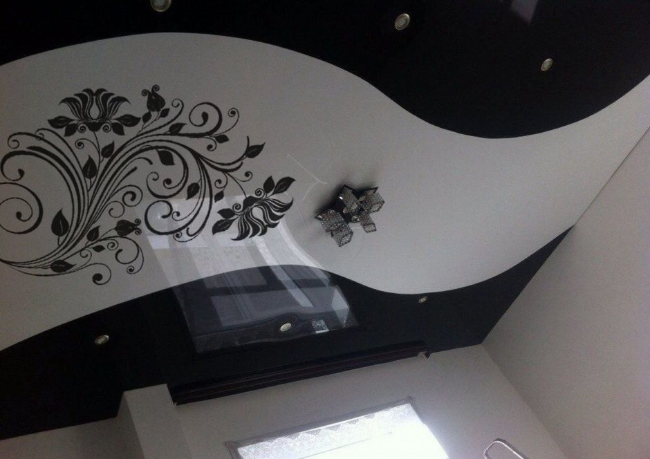 Черный потолок в маленькой комнате