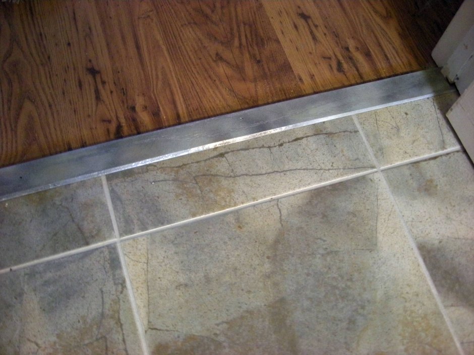 Порожек в ванной металлический