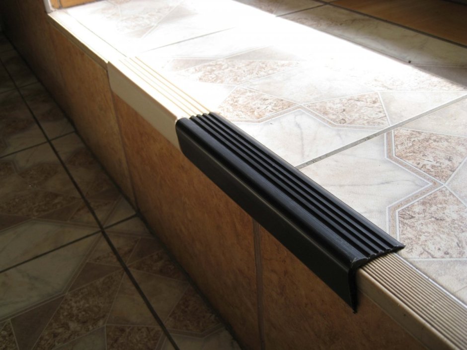 Порожек для плитки на ступени крыльца