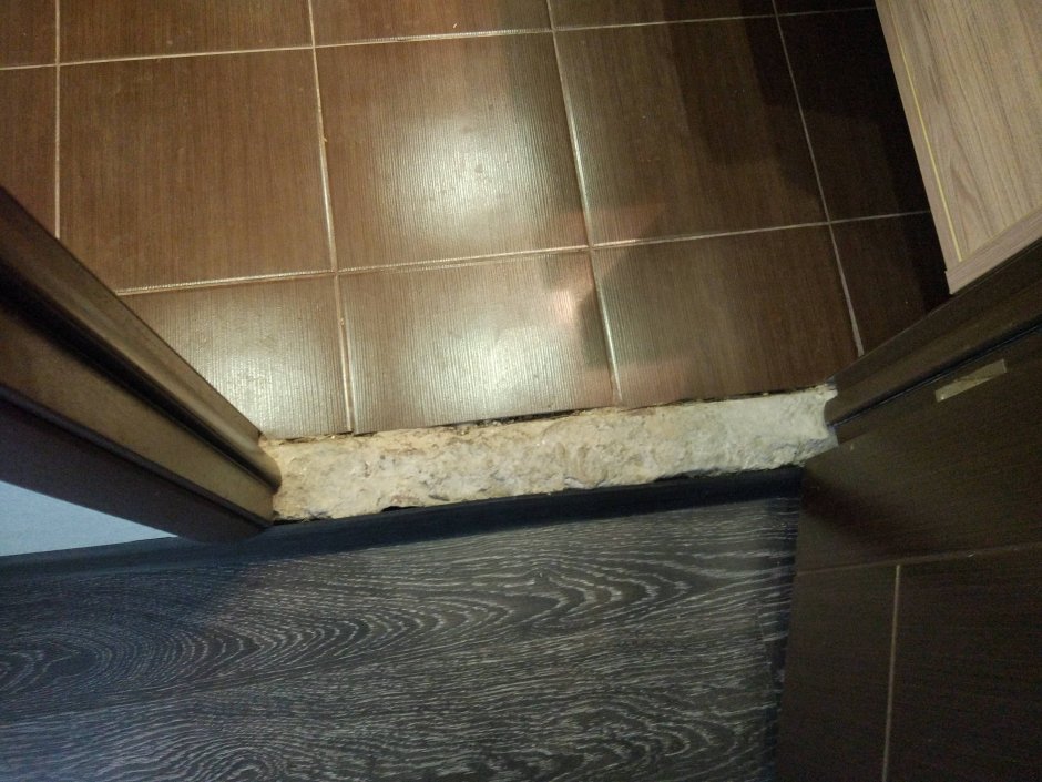 Порожек в ванной из плитки