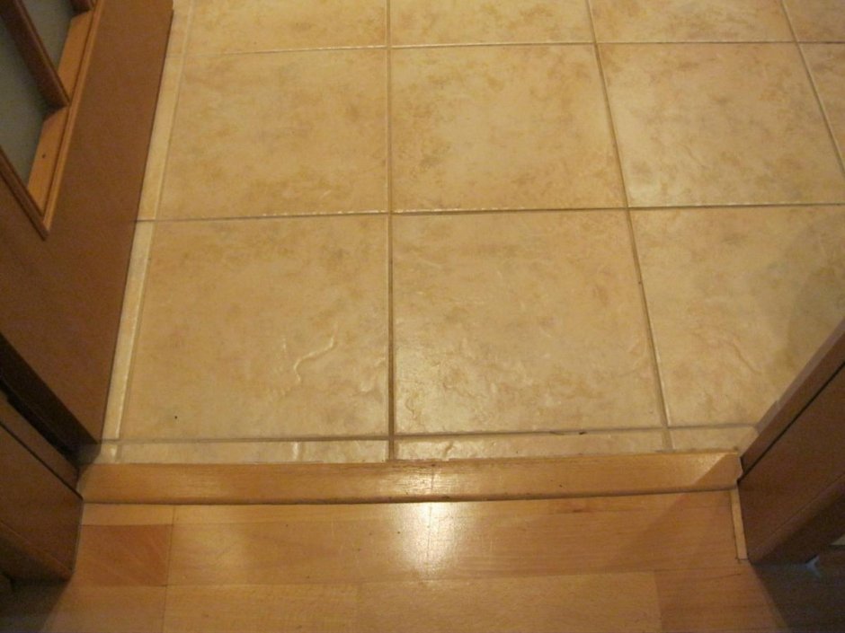 Порожек между санузлом и коридором