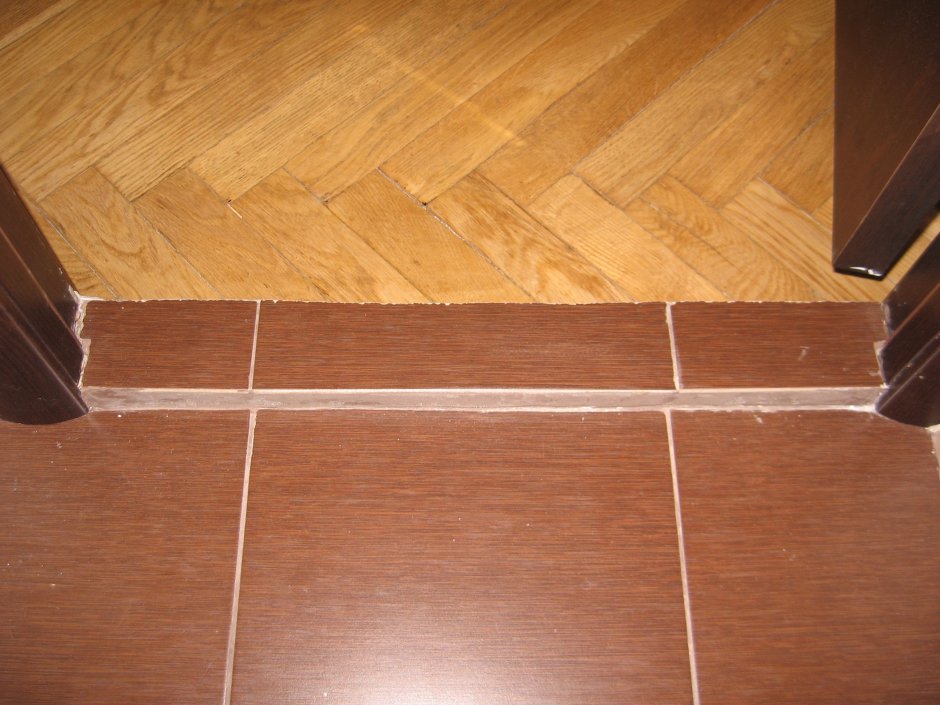 Стык плитки и ламината в ванной