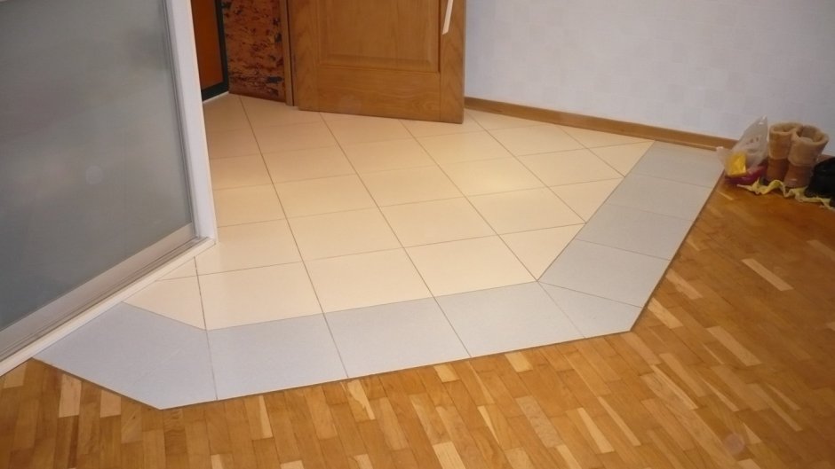 Комбинированный пол в прихожей плитка и ламинат