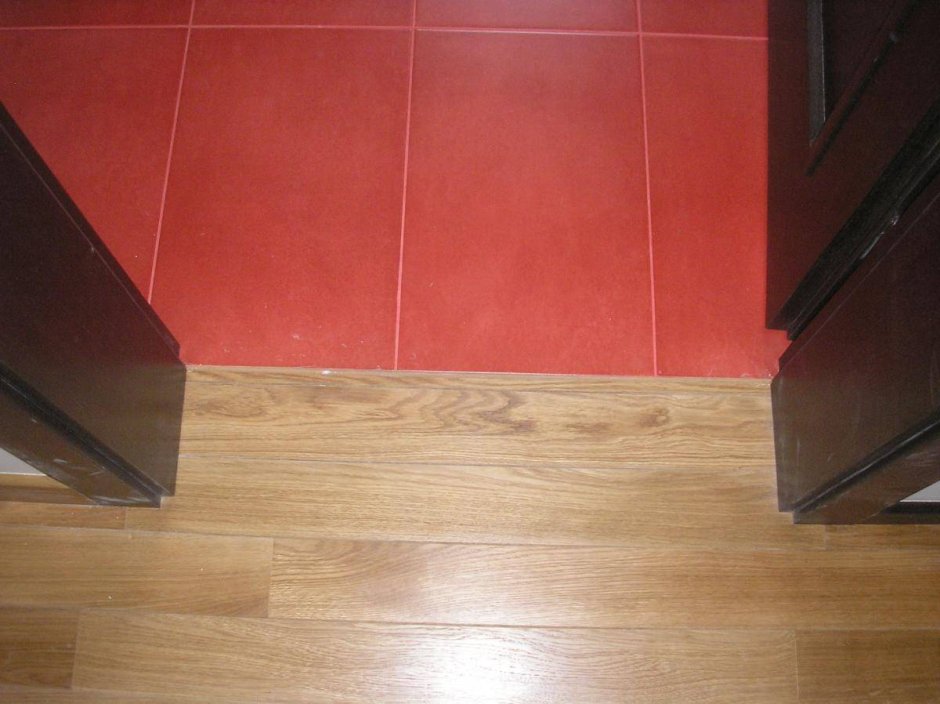 Стык плитки и ламината без порожка