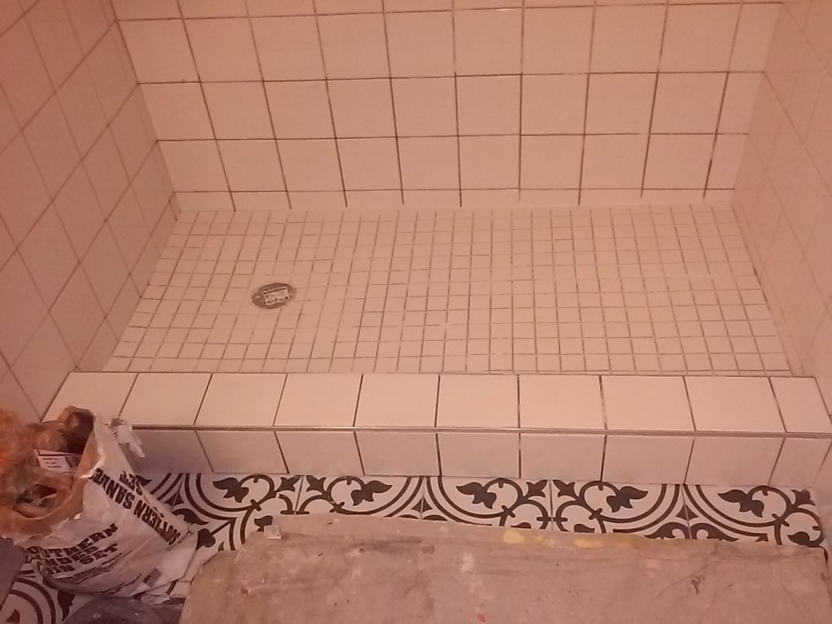 Порог в ванную из плитки шестиугольник