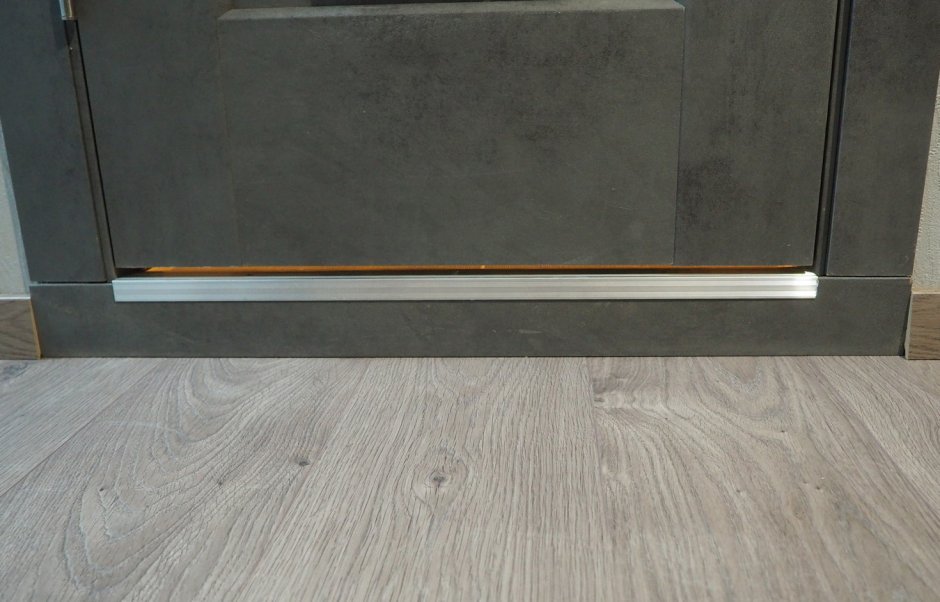 Дверь с порогом в ванную