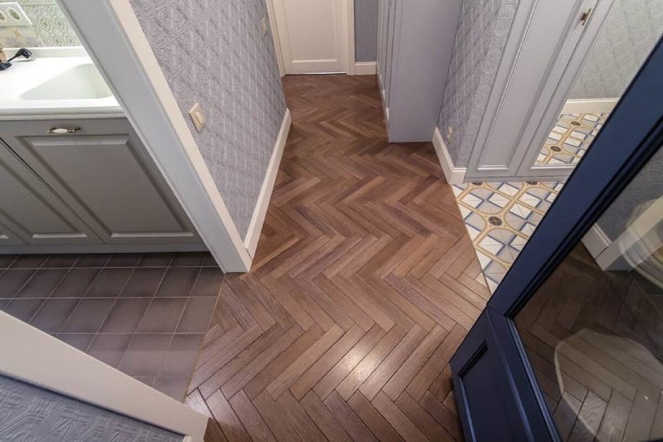 Плитка и паркет в прихожей