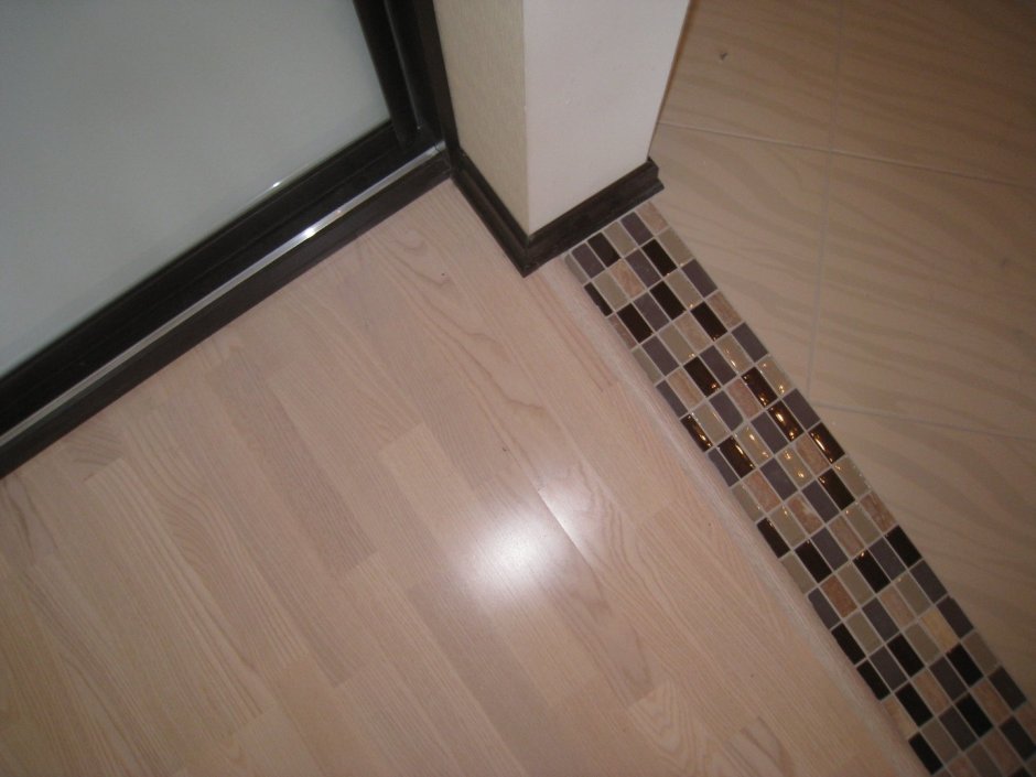 Стык мозаики и плитки на полу