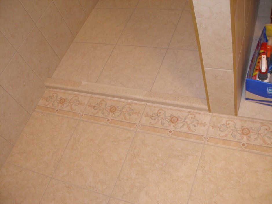 Порожек в душевой кабине из плитки