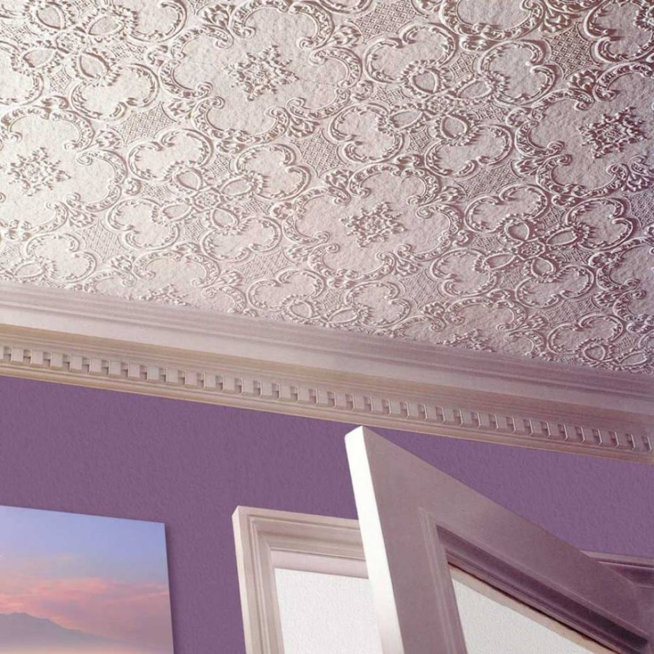 Потолок оклеенный обоями