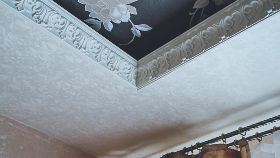 Потолок оклеенный обоями