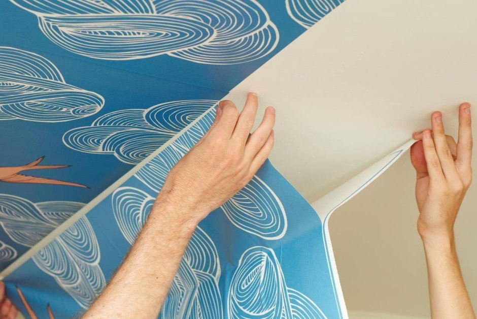 Потолок обклеить обоями