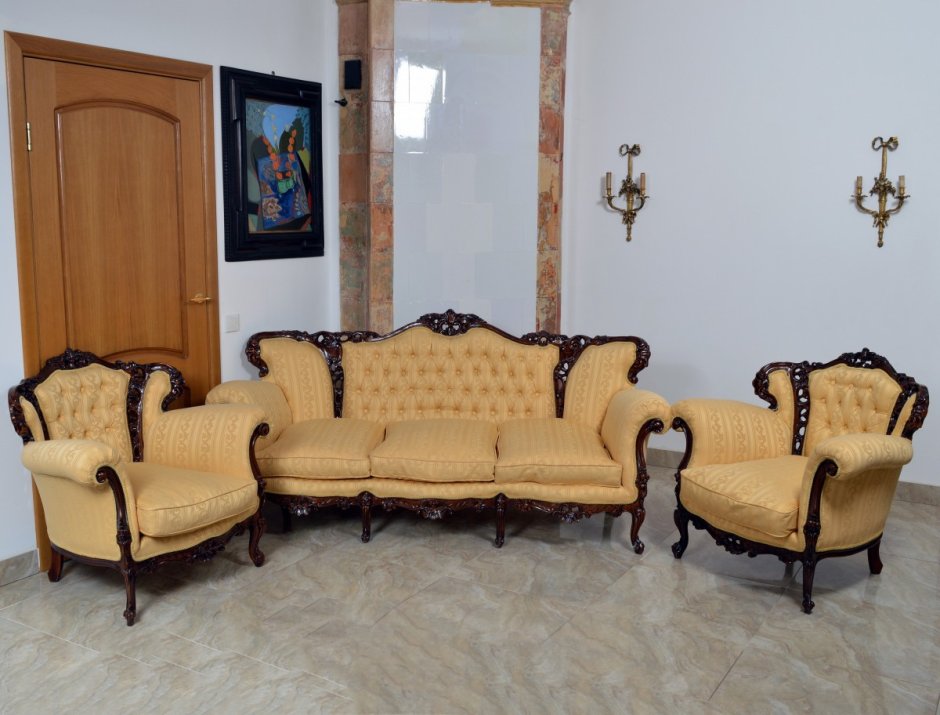 Диван двухместный классика на резных ножках