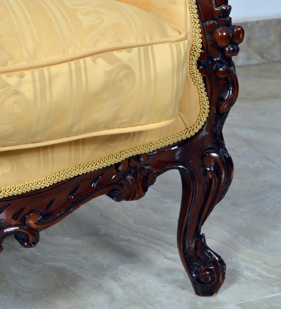 Кресло с резными ножками