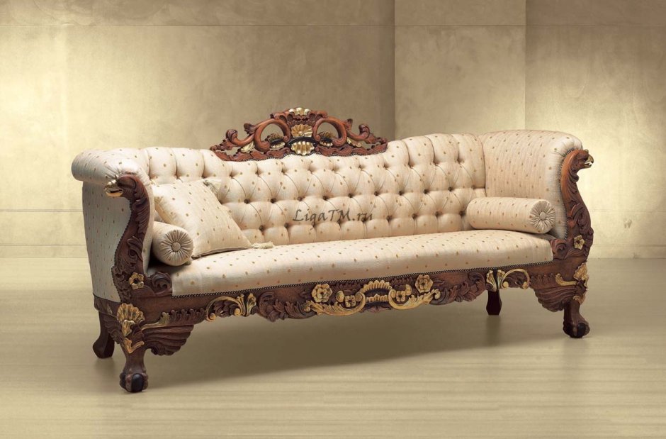 Диван с резной спинкой