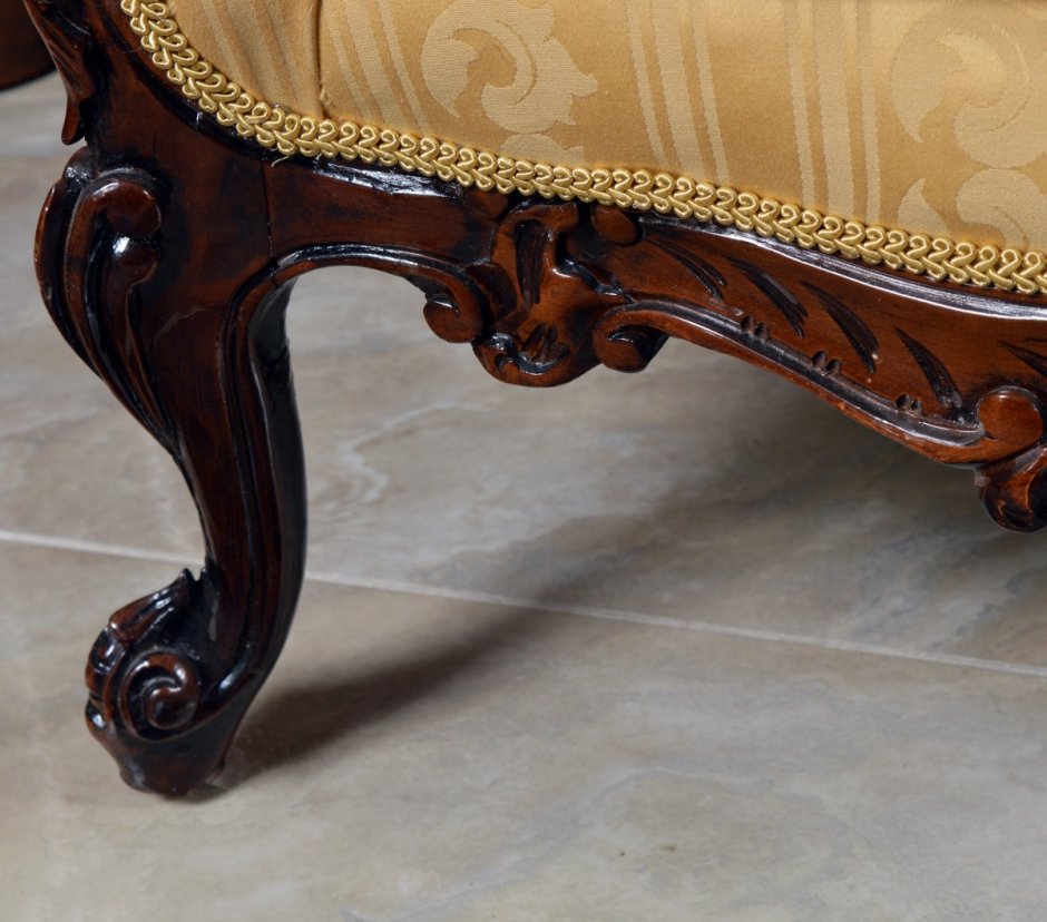 Диваны на резных ножках