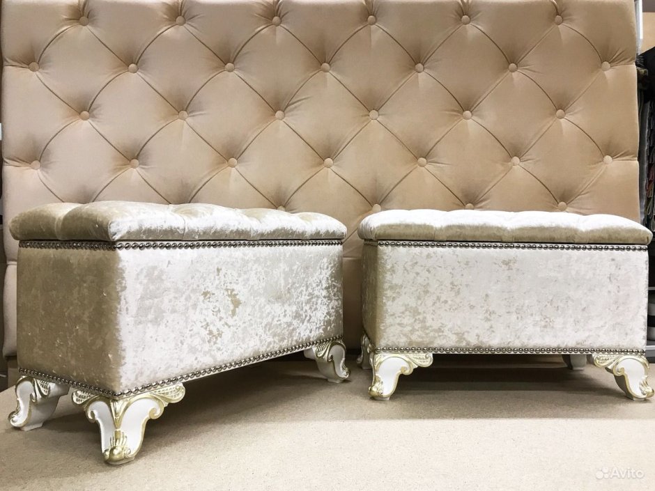 Диваны на резных ножках