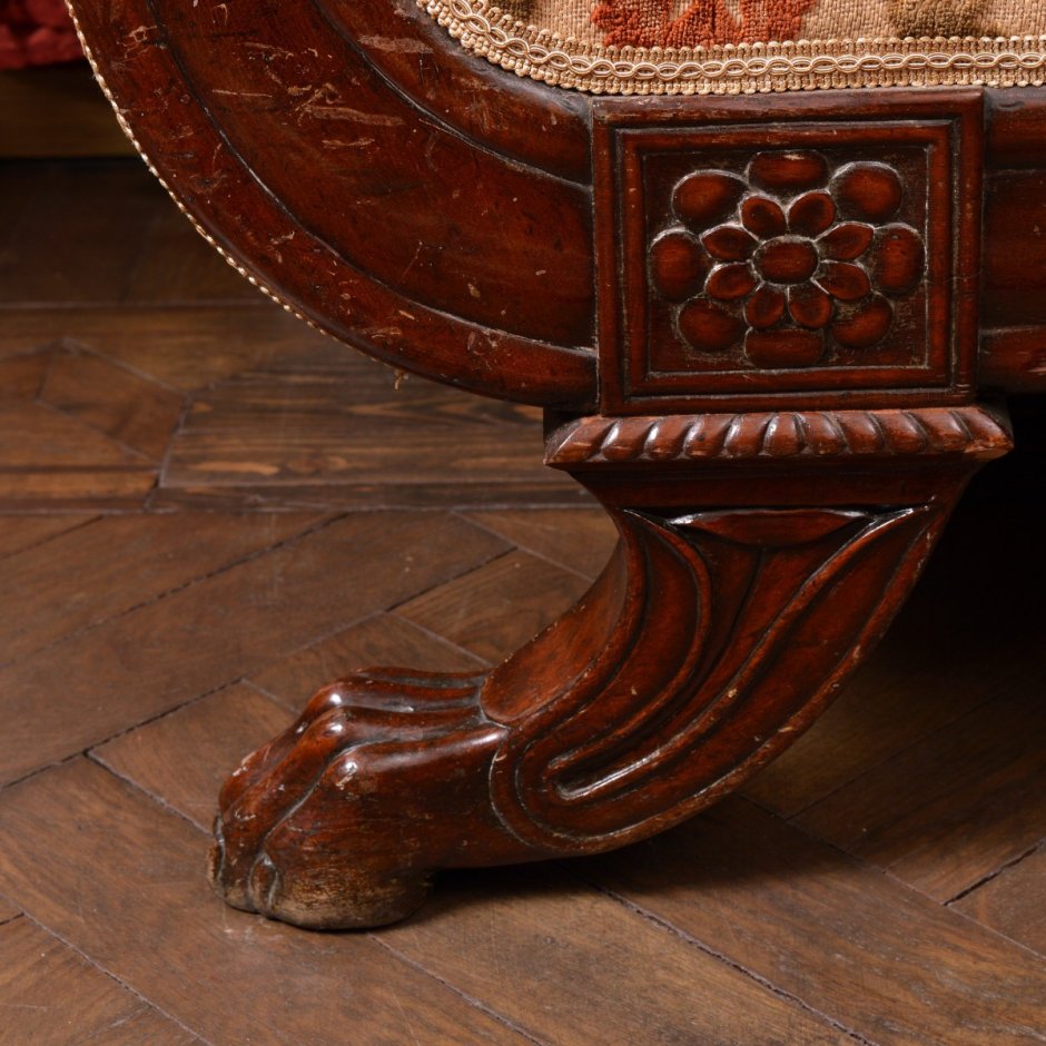 Классический диван на ножках