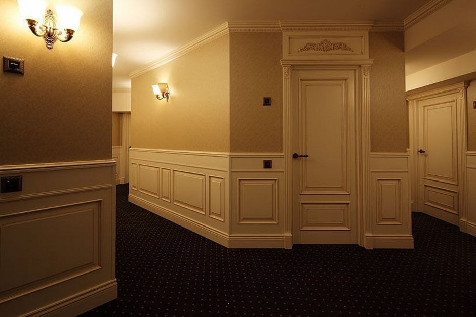 Шкаф с лепниной