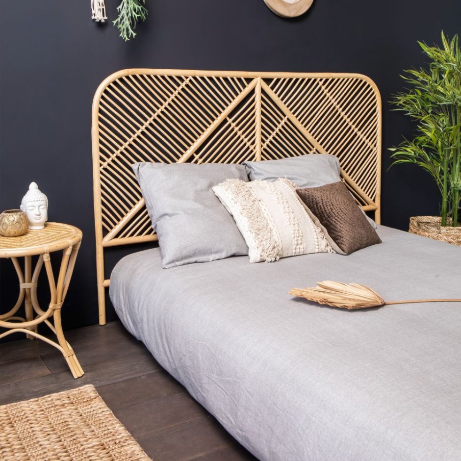 Кровать с плетеным изголовьем