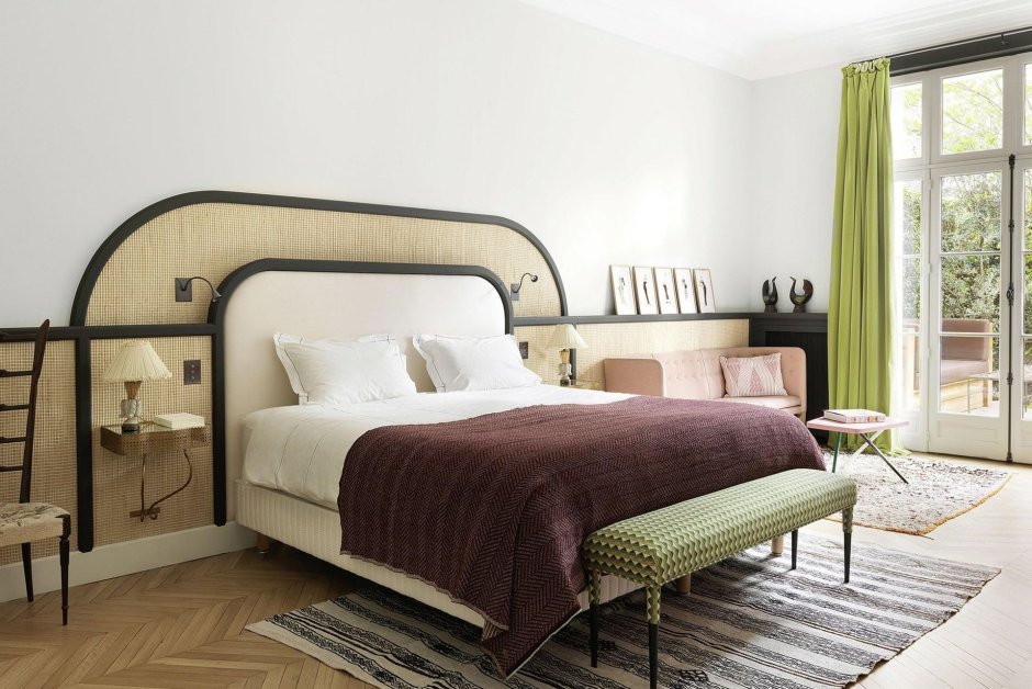 Кровать с плетеным изголовьем