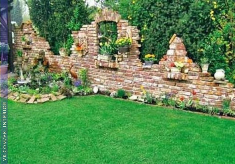 Декоративная стенка из кирпича в саду