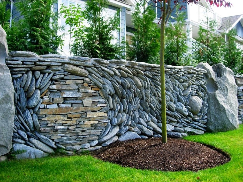 Забор из габионов с бутом