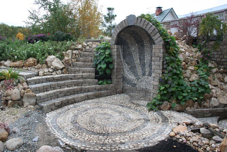Декоративная стенка из камней на даче