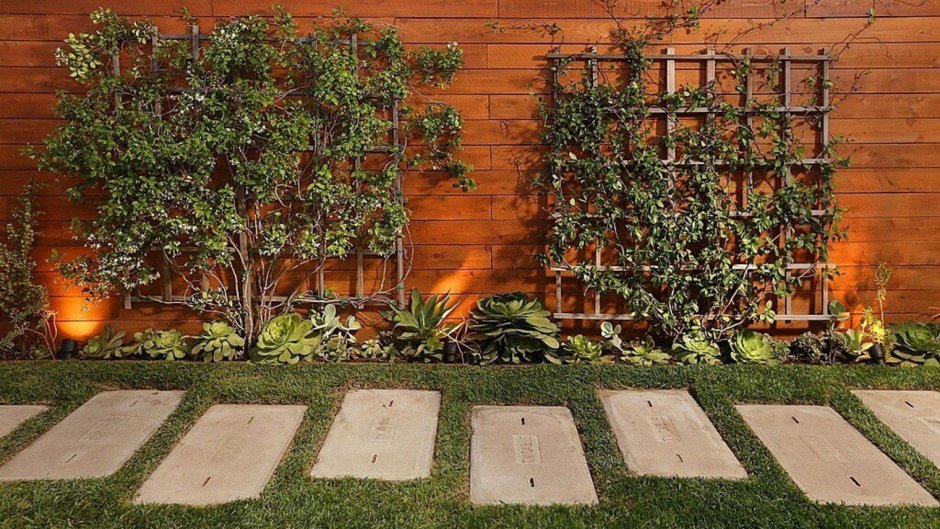 Украшение забора на даче