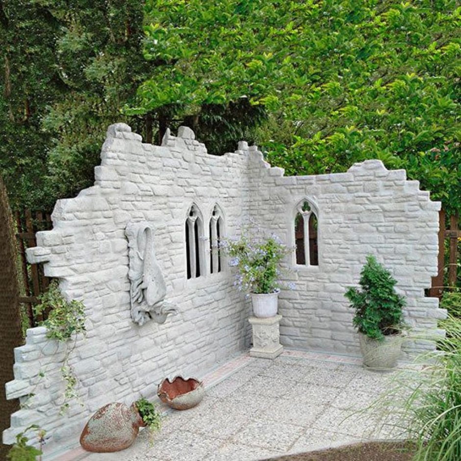 Декоративная стена в саду