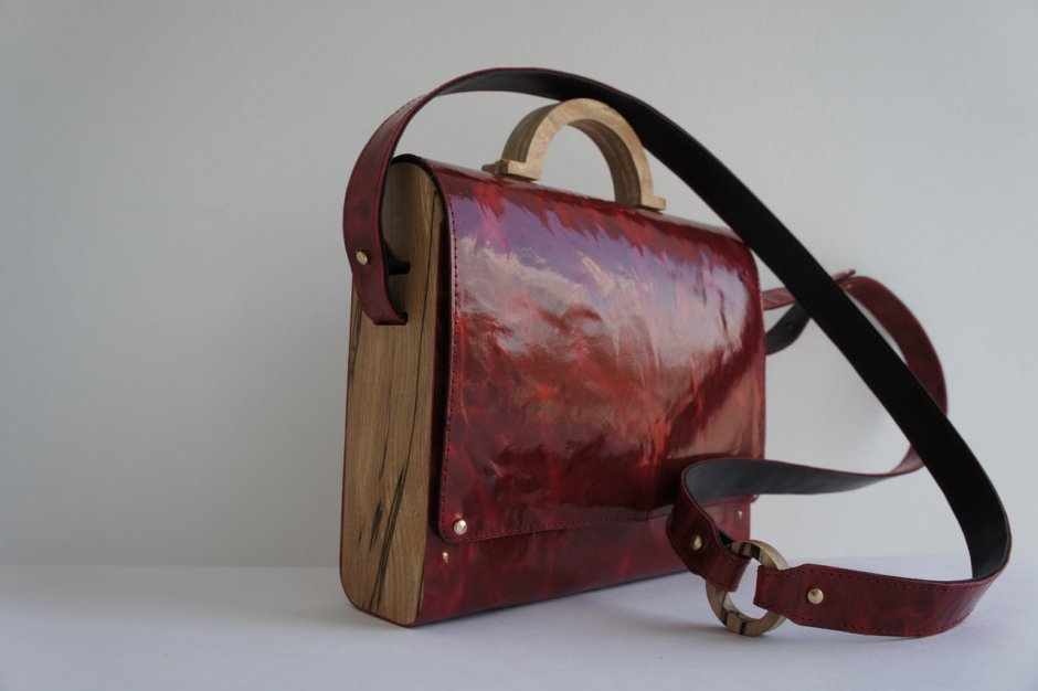 Сумка из кожи и дерева