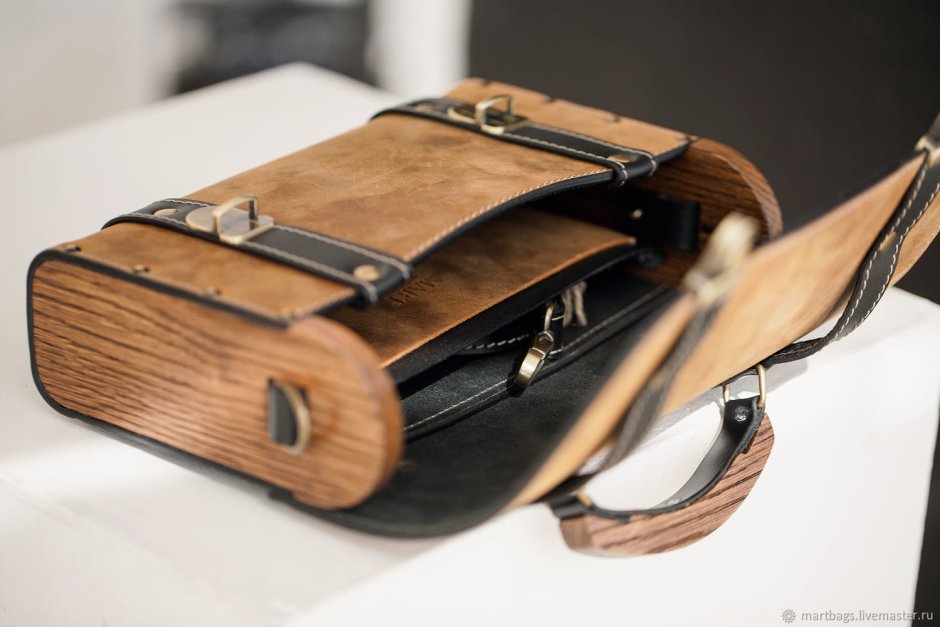 Сумка из кожи и дерева