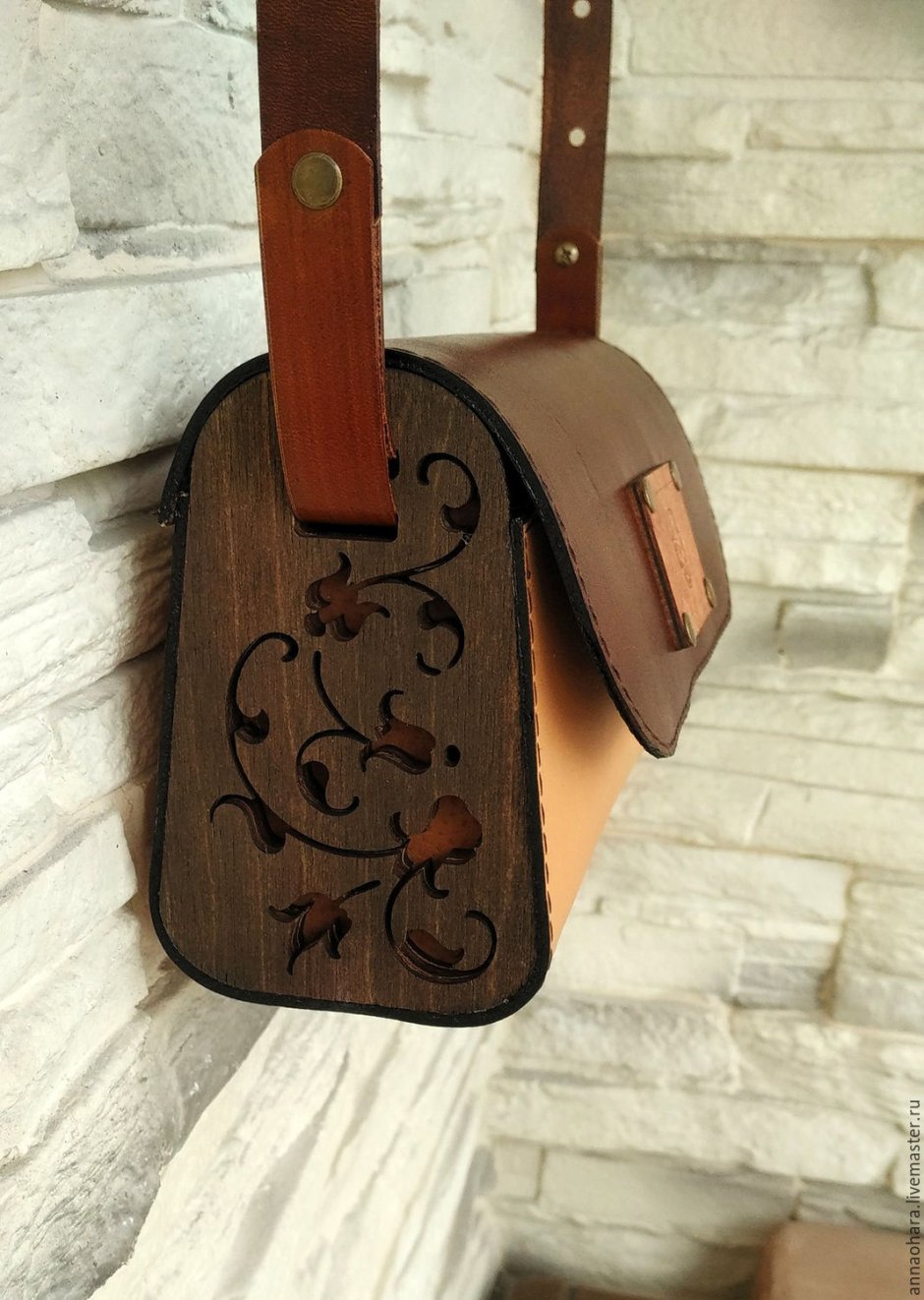 Сумка из кожи и дерева