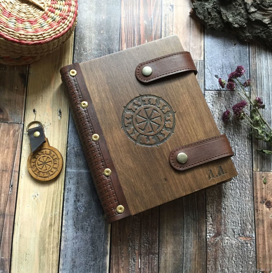 Блокнот из дерева и кожи