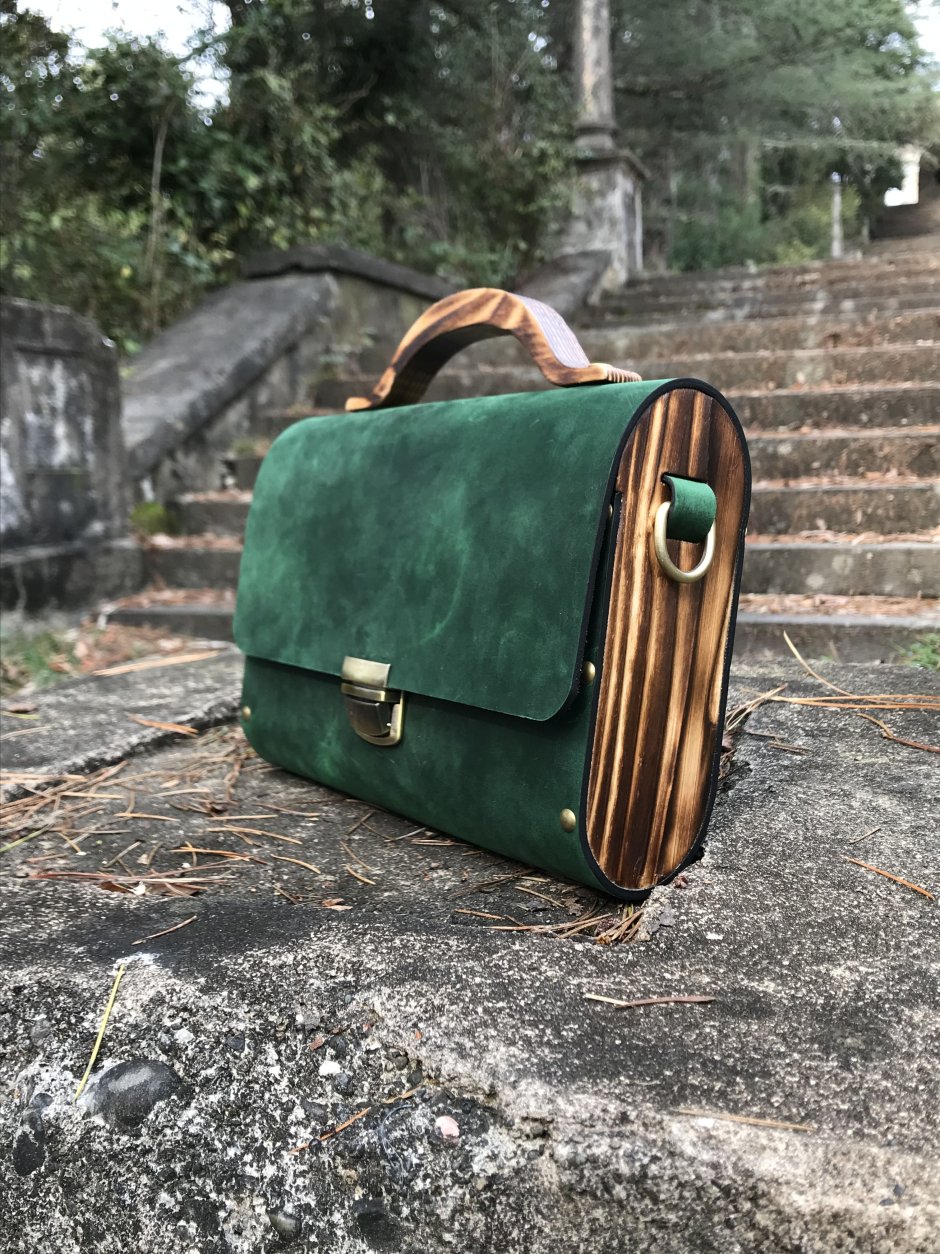 Зеленая сумка с деревянными боковинами