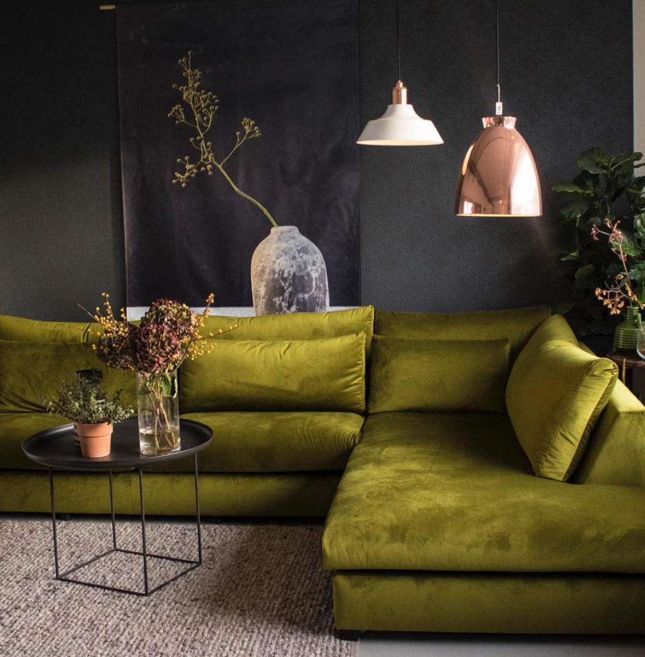 Зеленый диван в интерьере