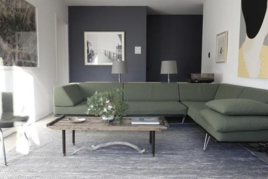 Серо-зеленый диван в интерьере